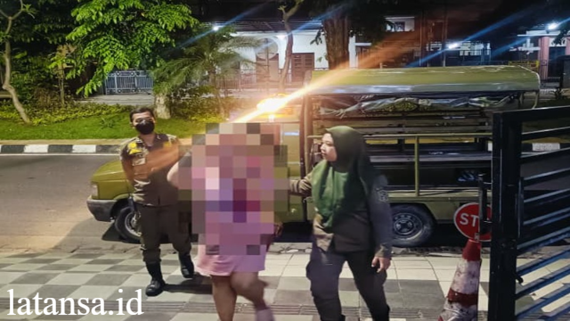 Patroli Satpol PP Surabaya Amankan Seorang Wanita di TPU